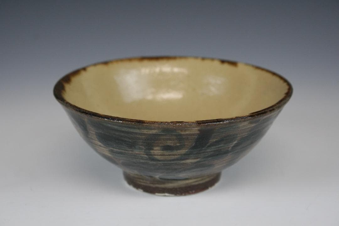 壺屋焼 人間国宝 金城次郎 作　呉須唐草四寸茶碗（重ね焼）