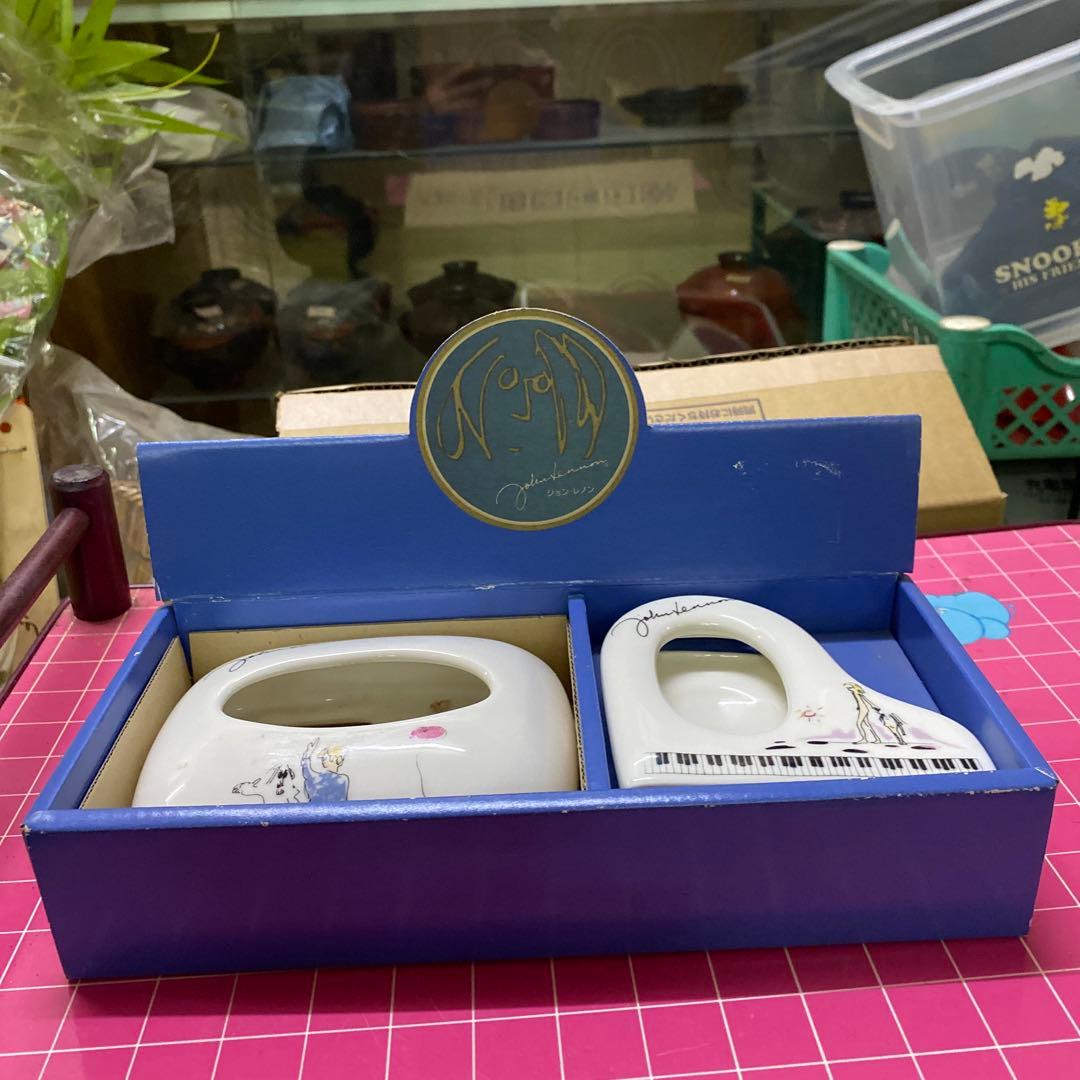 ジョンレノンの陶器のティッシュケースと写真ケース