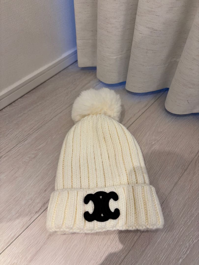 CELINE アイボリー ポンポン付きニット帽