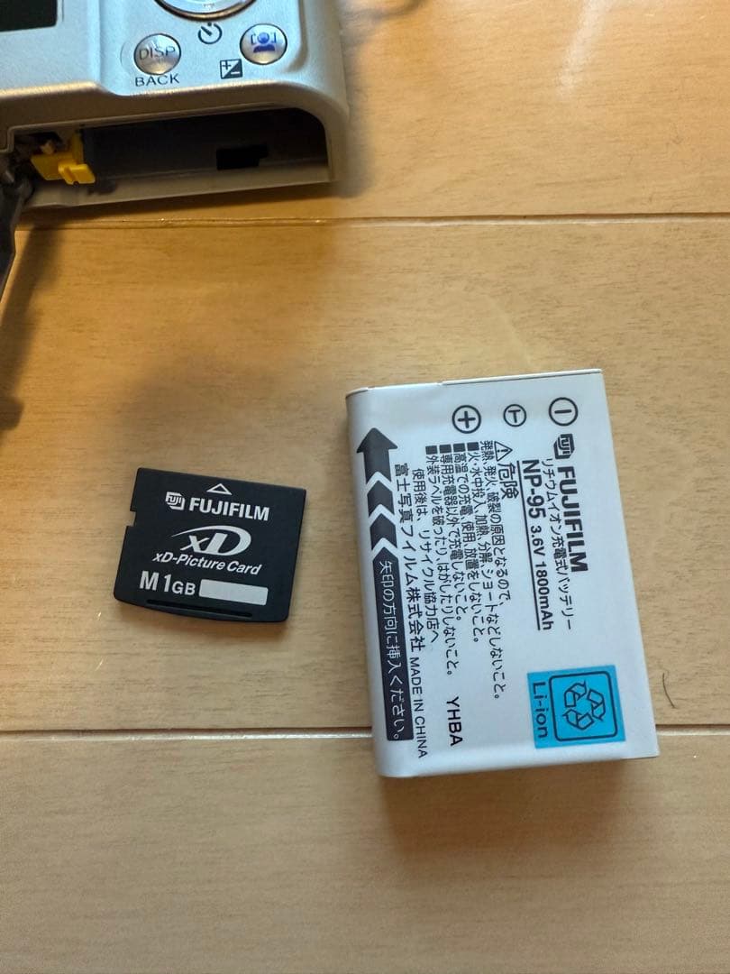 FinePixF31fd メモリーカード1GB 純正専用ケース付き