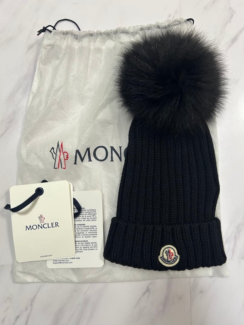 MONCLER ブラックニット帽 ファー付きポンポン(レディース)