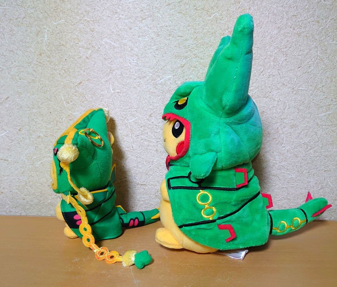 ポケモンセンター レックウザポンチョを着たピカチュウ ぬいぐるみ