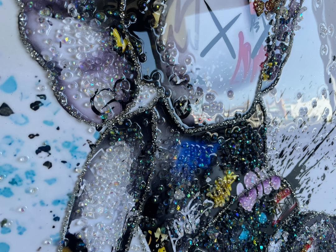 水晶絵　KAWS　アートパネル　カウズ　立体　絵画　キラキラ　アート　壁掛け