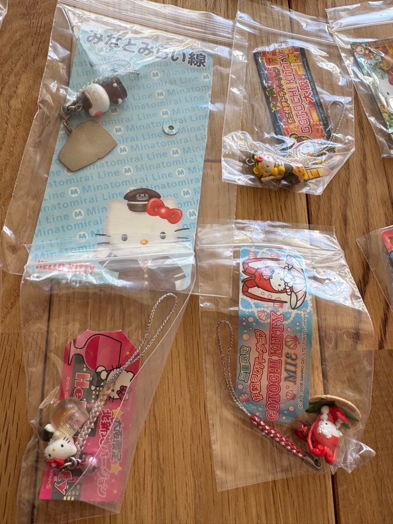 ハローキティーご当地ストラップ 121個セット まとめ売り(バラ売り不可)