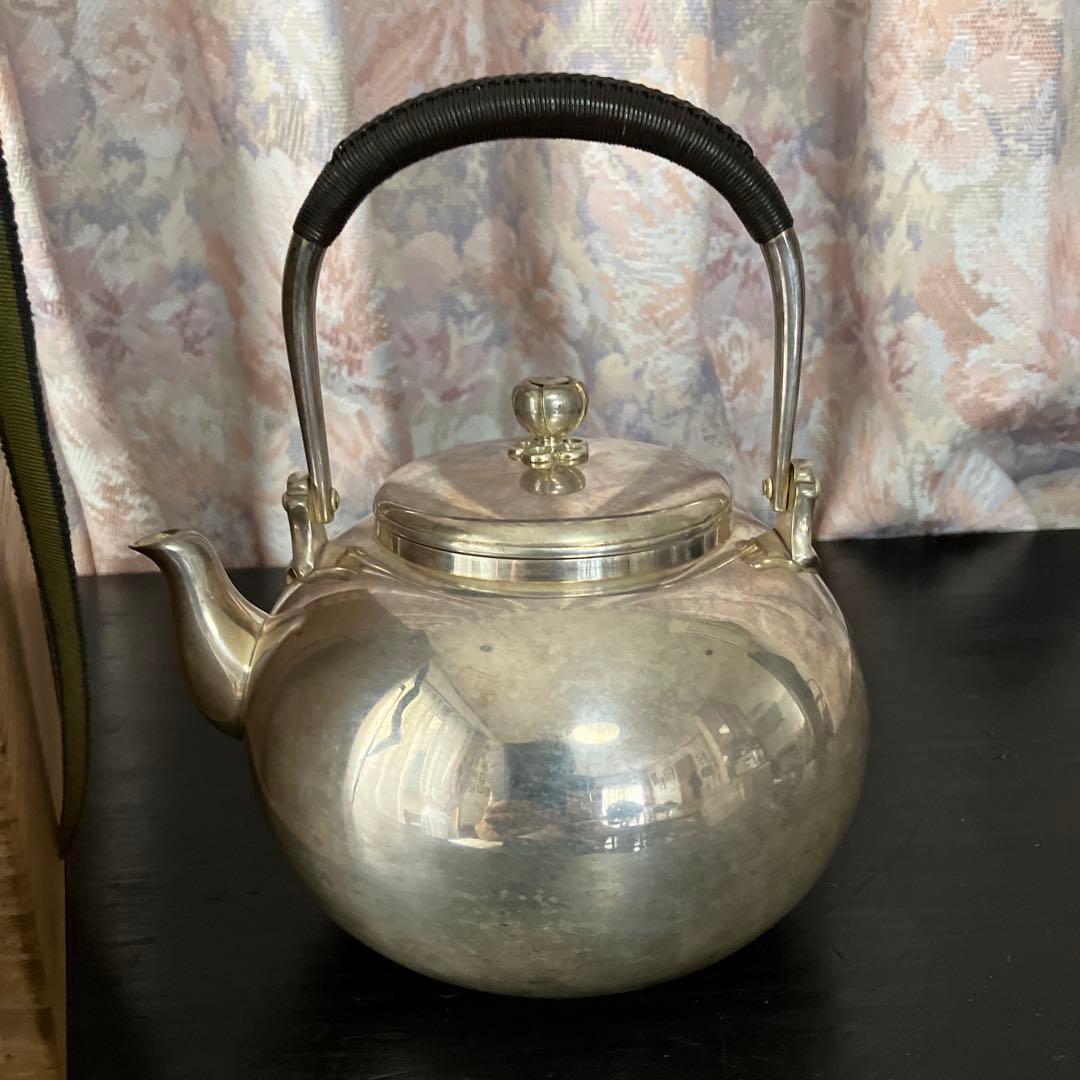 明治の金工師「中川九世浄益」作「南鐐（なんりょう）」純銀湯沸　重さ４８３㌘