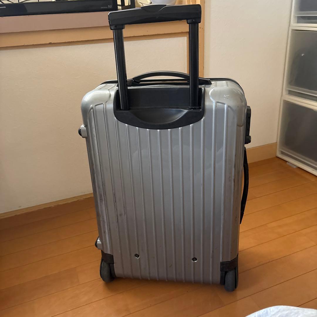 シルバー のキャリーケース