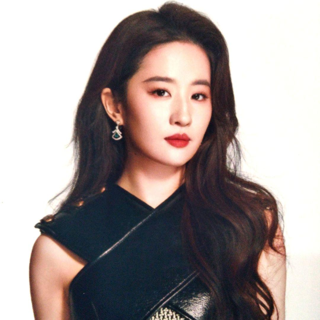 リウ・イーフェイ直筆サイン入り2Lサイズ写真…Liu Yifei