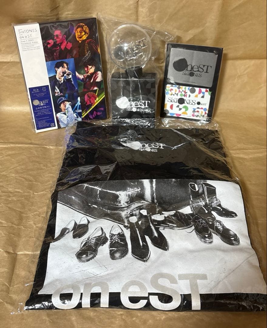 【美品】SixTONES OneST トレーナー　ペンライト　ステッカー　DVD