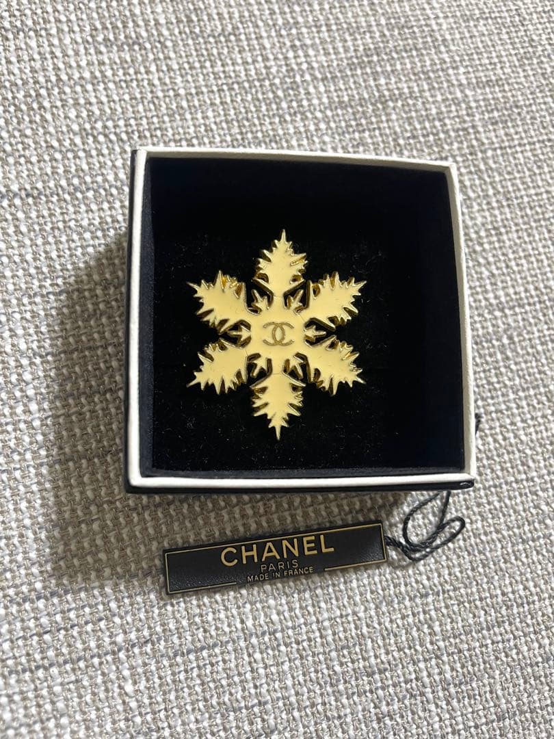 CHANEL 雪の結晶型ブローチ 金色
