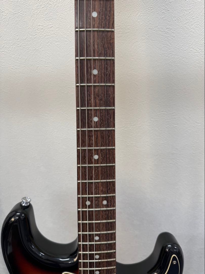 Squier ストラトキャスター サンバースト/ピックガードブラック