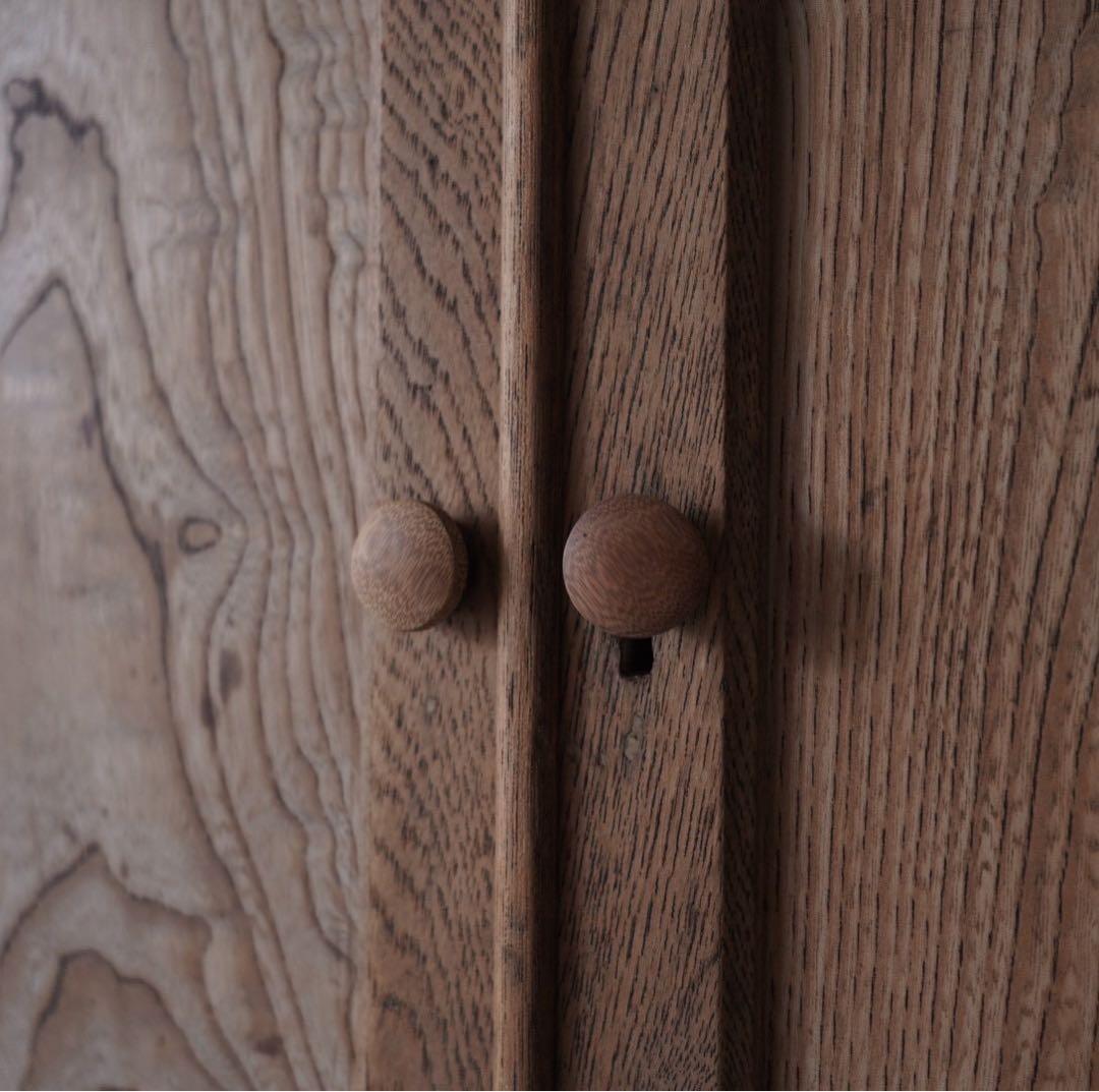 開き戸のキャビネット