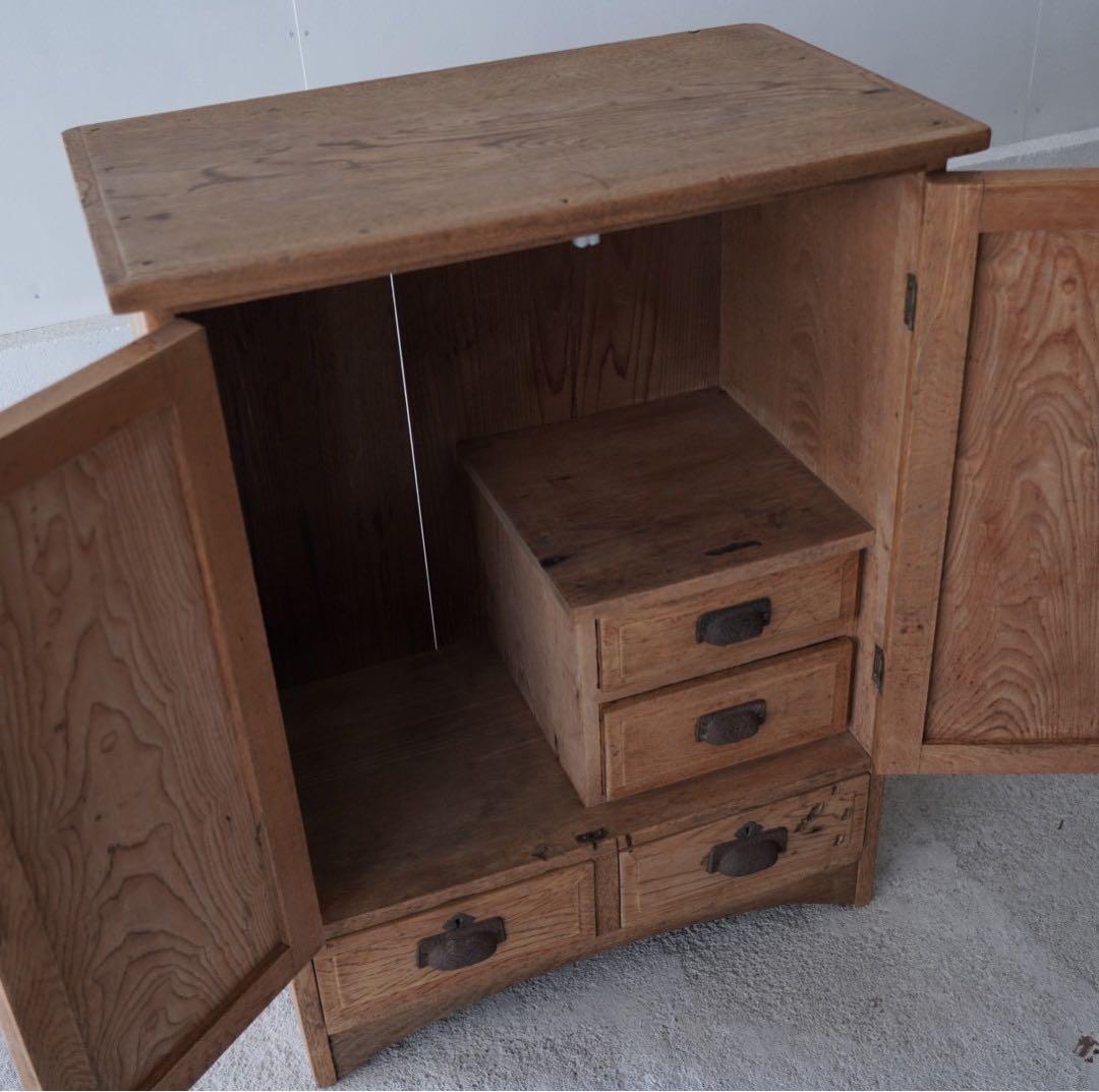 開き戸のキャビネット