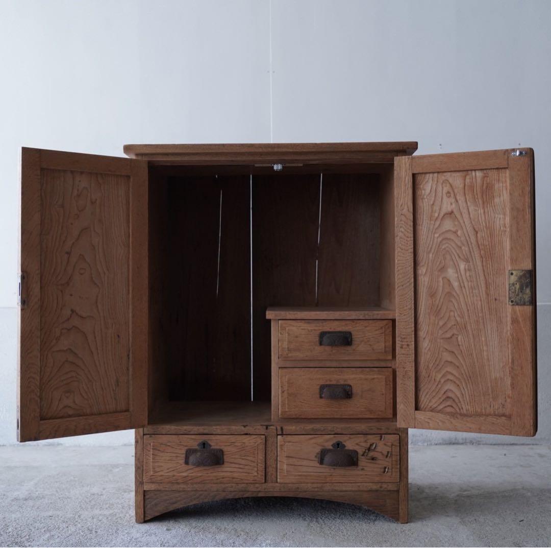 開き戸のキャビネット