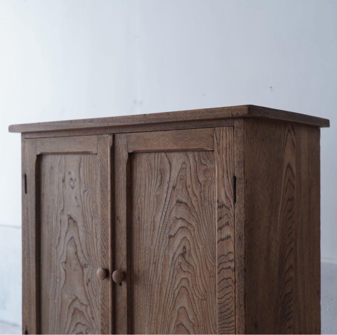 開き戸のキャビネット