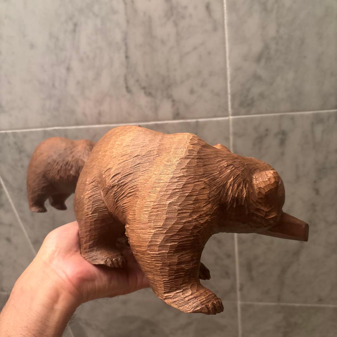平野幸人 作(琇) 北海道アイヌ伝統民藝　葡萄と鮭をくわえる親子熊の一刀彫り彫刻