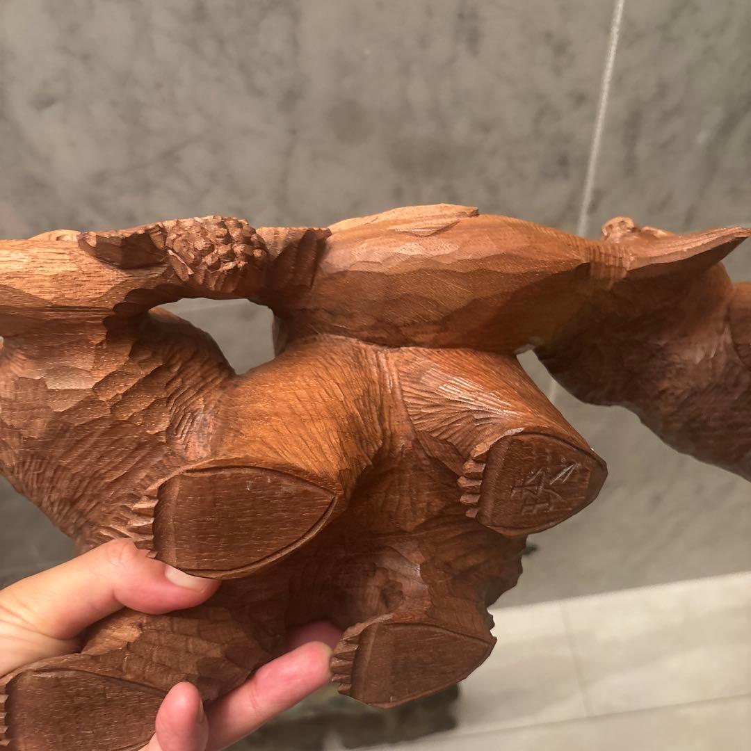 平野幸人 作(琇) 北海道アイヌ伝統民藝　葡萄と鮭をくわえる親子熊の一刀彫り彫刻