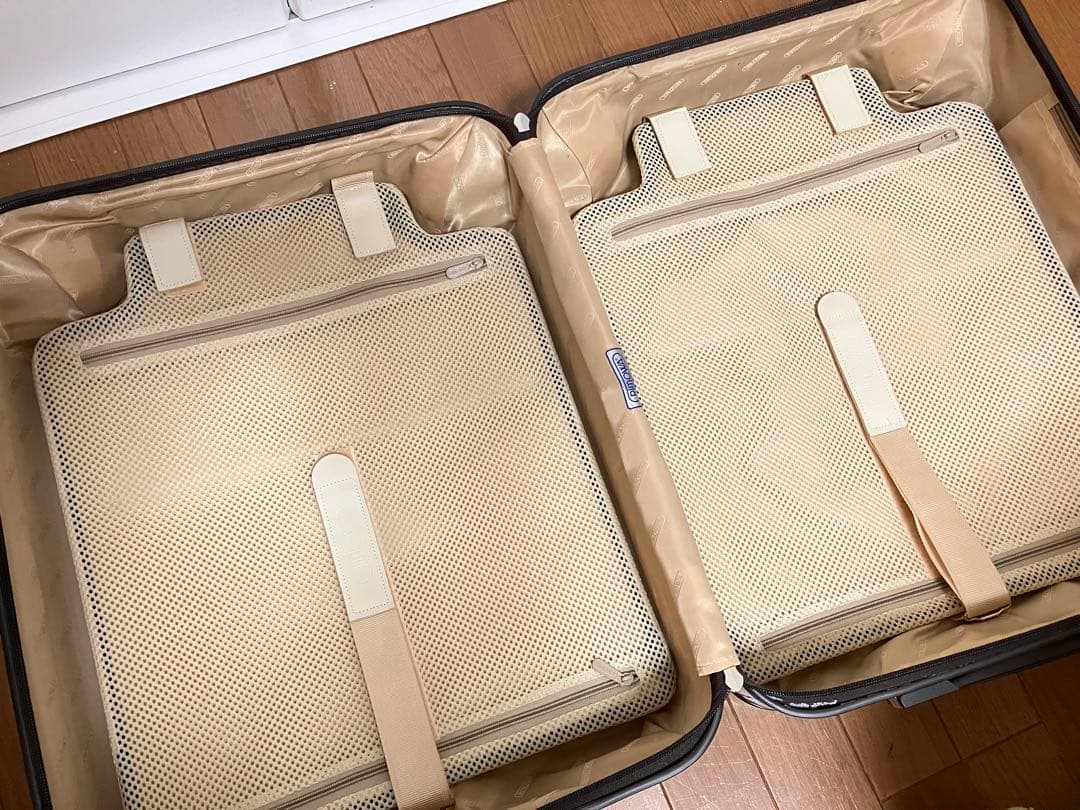 RIMOWA 47リットル 4輪キャリーケース 2〜3泊向け