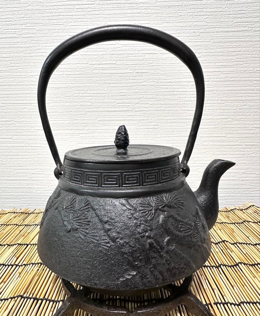 ほぼ未使用品、美品　南部長文堂 コシキ松　南部鉄瓶　南部鉄器　鉄瓶