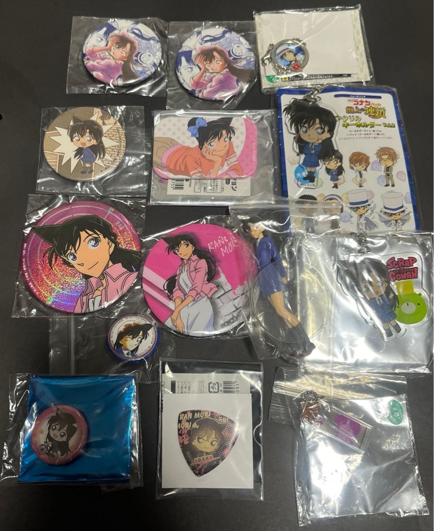 名探偵コナン　毛利蘭 缶バッジ キーホルダー プレミアムナイト メタルチャーム