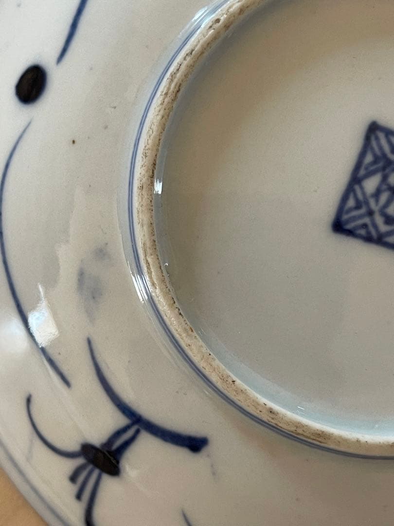 青と白の花模様の皿 陶磁器