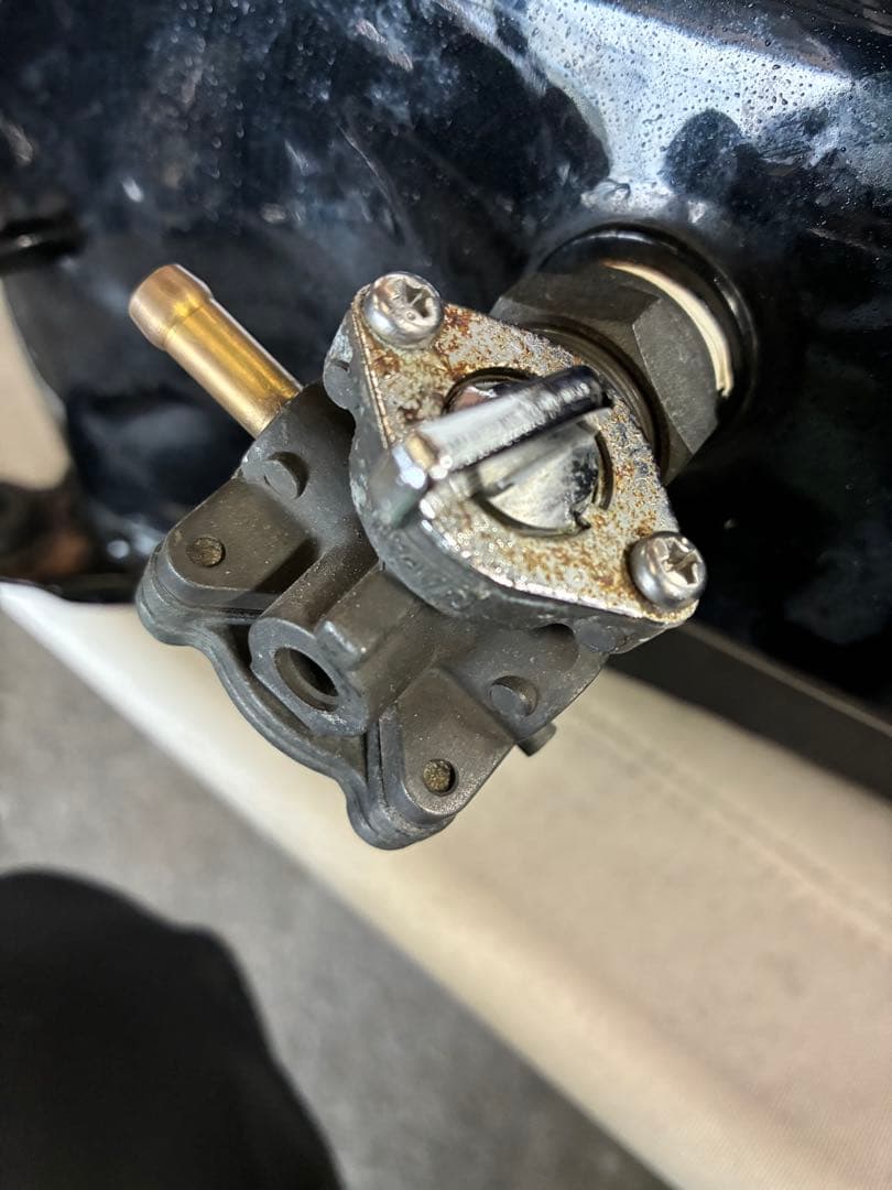 ヤンガスタンク 黒 ゴールドロゴ　3.5ガロン