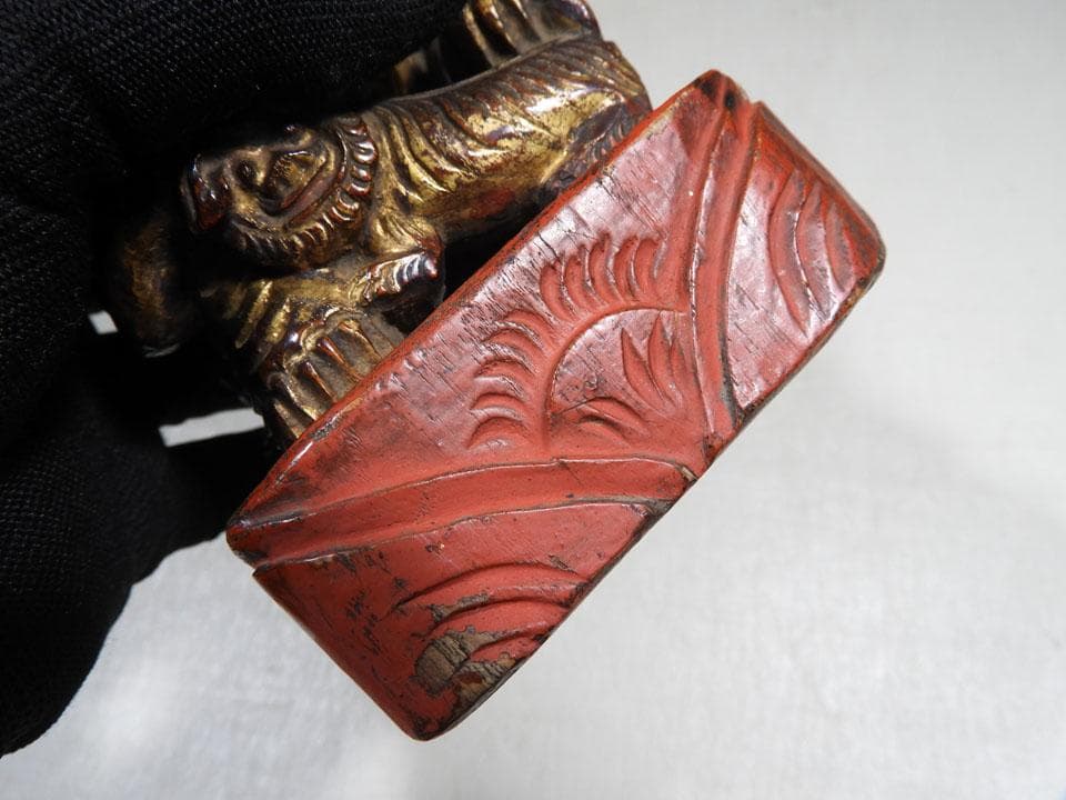 ●時代物 古木の彩色木彫 個性的 趣き 唐獅子 珍品 箱入 高さ14.5cm程度