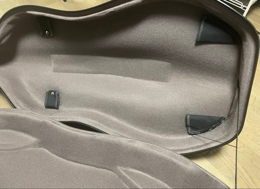 伝統と信頼のドイツGEWA製カーボンチェロケース。