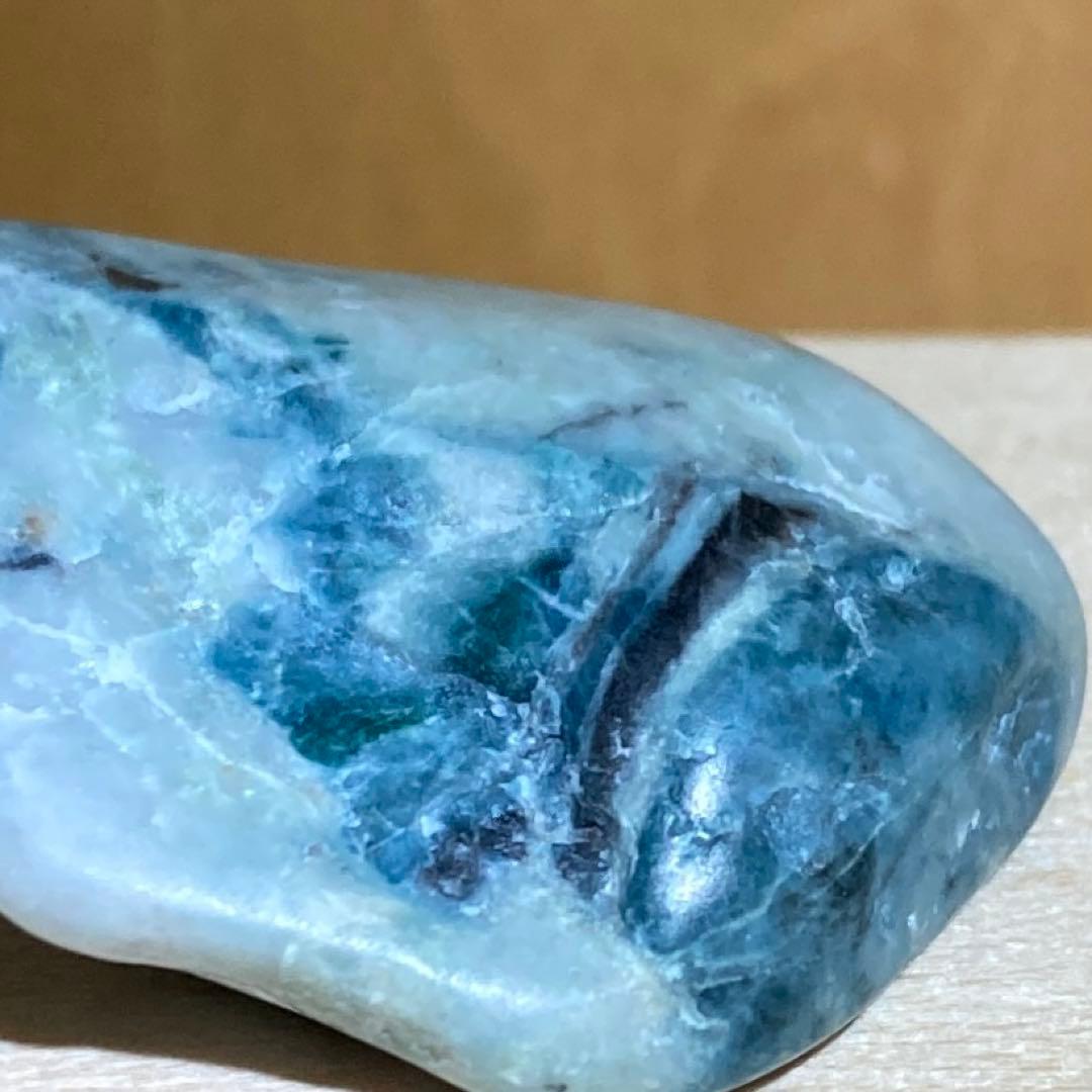 【超貴重石】糸魚川翡翠　横川　黒入り 断層 青翡翠　原石　9.7ｇ