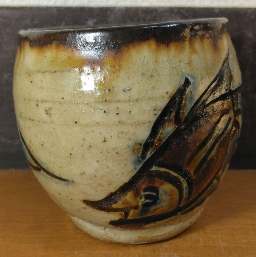 人間国宝 金城次郎 古酒呑 栞 共箱 無傷 壷屋焼 やちむん 希少笑魚二匹紋