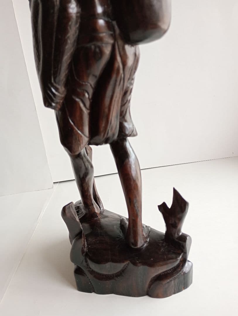 木彫り(工芸品) 「天秤棒を担ぐ老人」