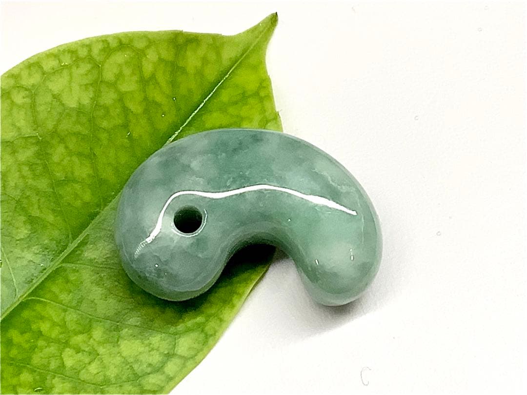 白緑バランス良好美麗‼️ 専門店40~53万円の品質　糸魚川翡翠勾玉　鑑別書付本‼️