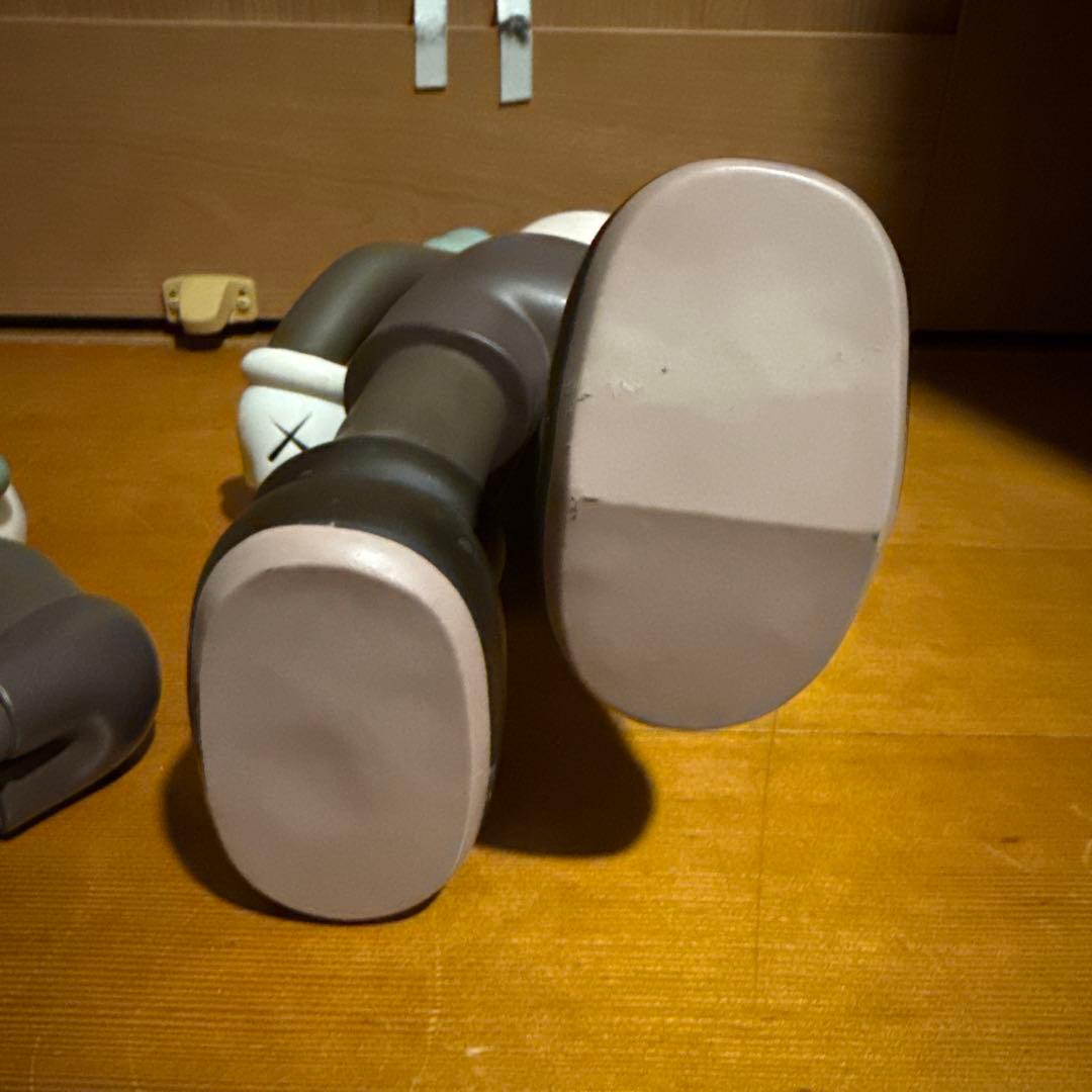 Kaws Companion フィギュア グレー ブラック フェイク品