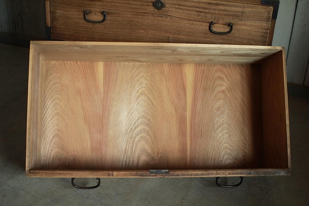 古く味のある木製の引き出し2段　チェスト　桐箪笥　タンス　古家具　古民家