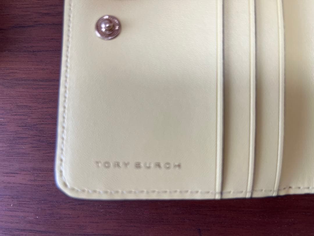 最終お値下げ　半額以下　トリーバーチ　イエロー レザー 二つ折り財布 新品