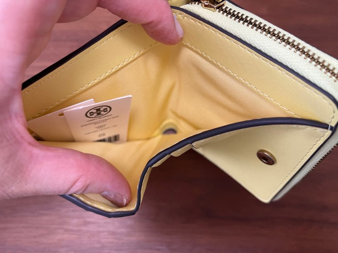 最終お値下げ　半額以下　トリーバーチ　イエロー レザー 二つ折り財布 新品