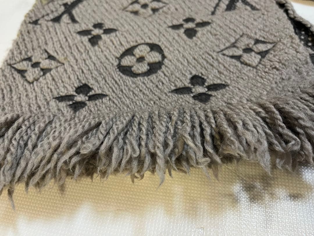 Louis Vuitton グレー マフラー ロゴマニア モノグラム おしゃれ