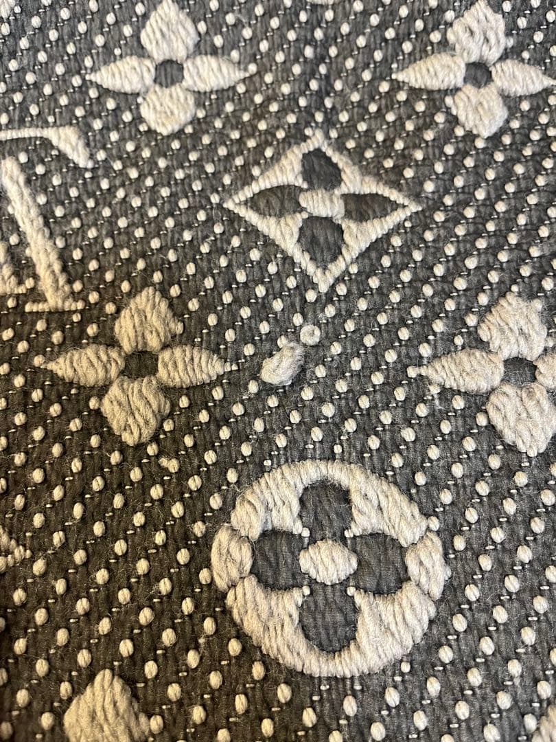 Louis Vuitton グレー マフラー ロゴマニア モノグラム おしゃれ