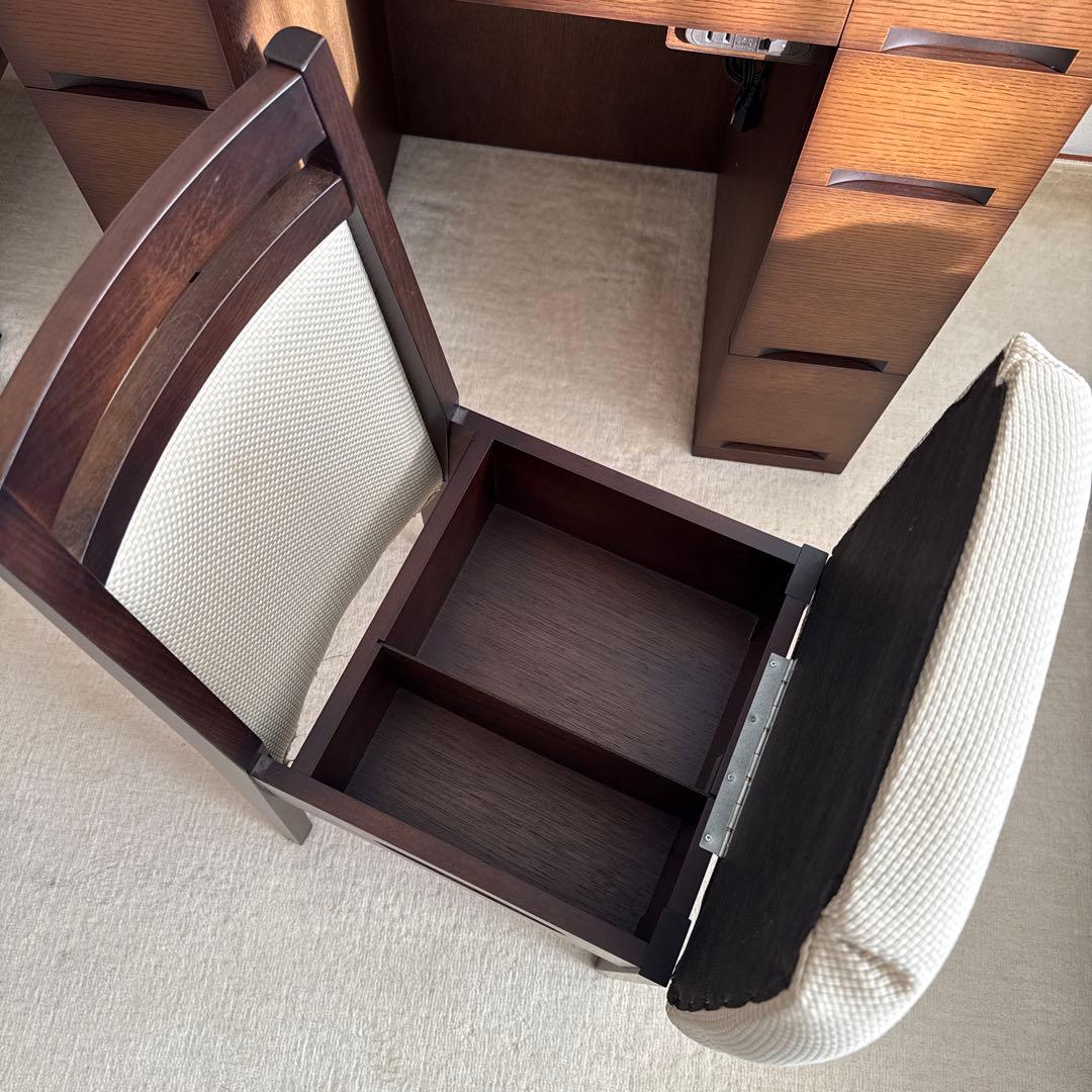 ダークブラウン 木製チェア ベージュクッション