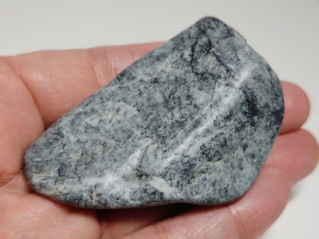 糸魚川139 翡翠 124g ヒスイ 原石 鑑賞石 自然石 誕生石 鉱物 鉱石