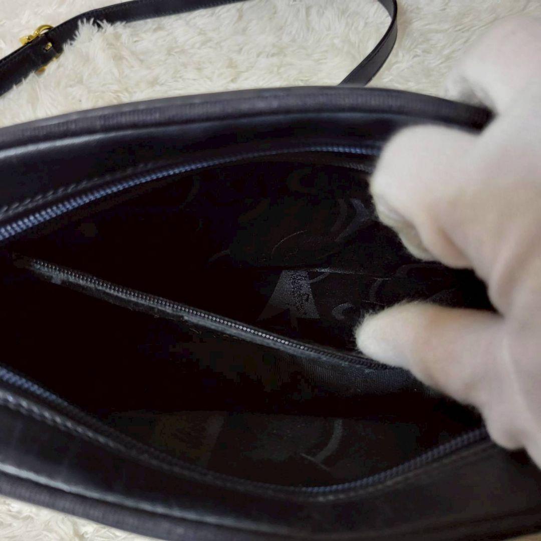 美品✨　サルヴァトーレフェラガモ　ショルダーバッグ　ヴァラリボン　ガンチーニ　紺