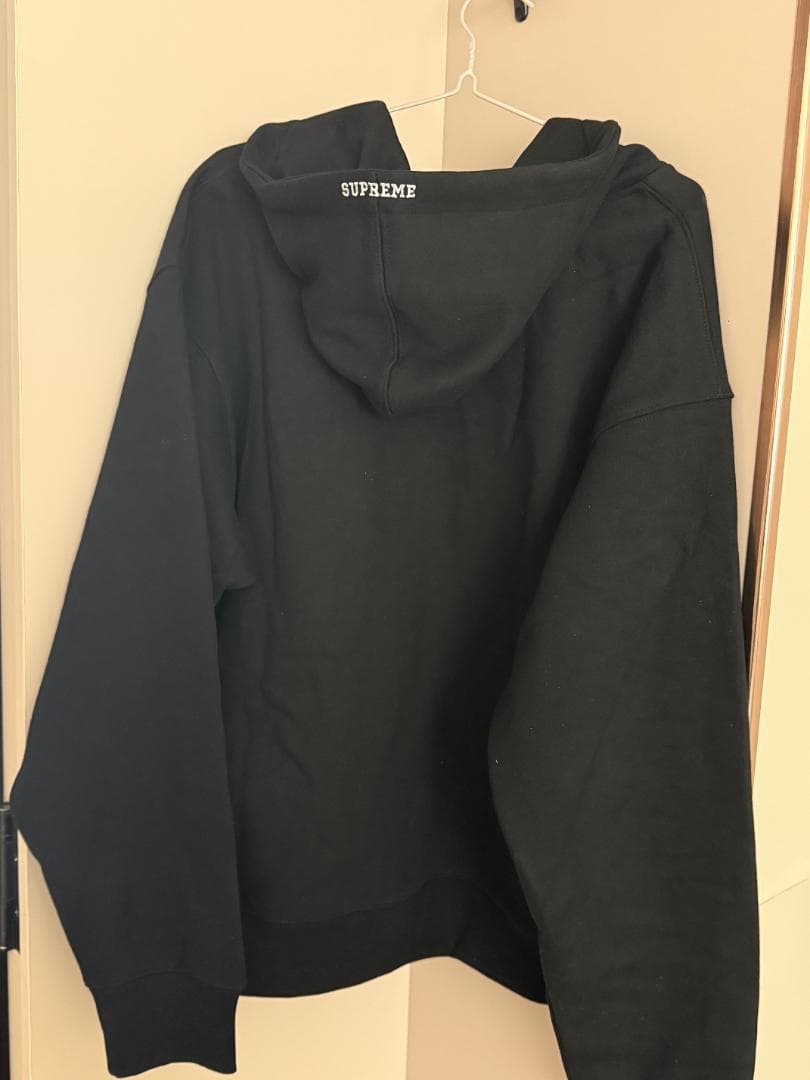 グレーのフルジップパーカー、刺繍のSロゴ付き