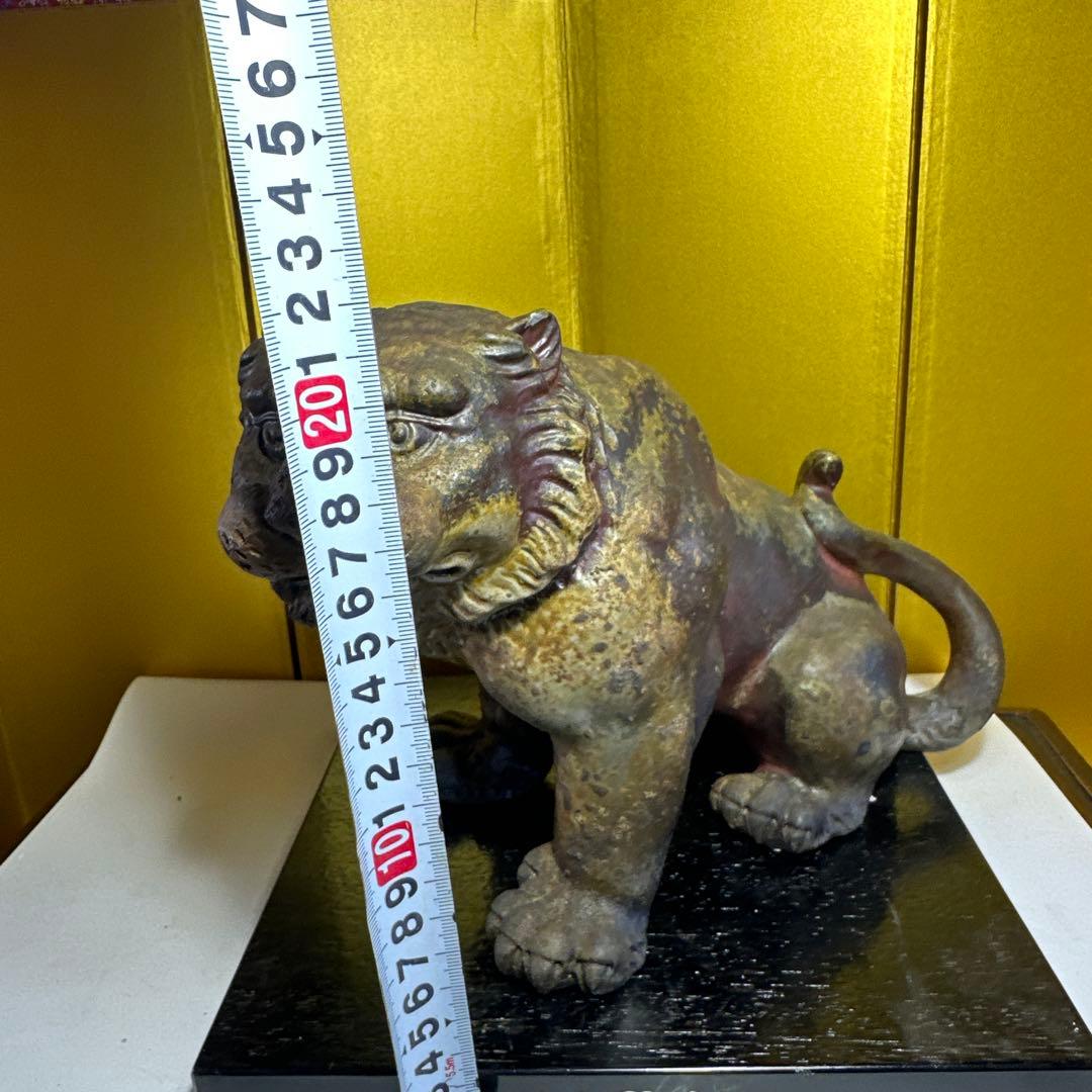 備前焼，虎，獅子，鈴木黄弌，備前焼虎の彫刻 黒い台座付き