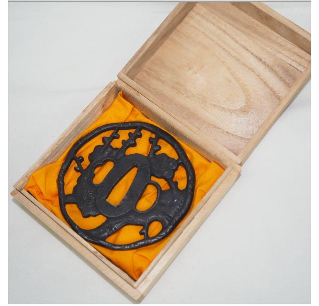 送料無料　時代物　梅花文鍔　木箱付　刀剣美術