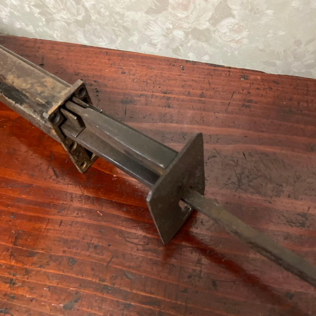 古い特大の錠前と鍵と思われますが果たして？