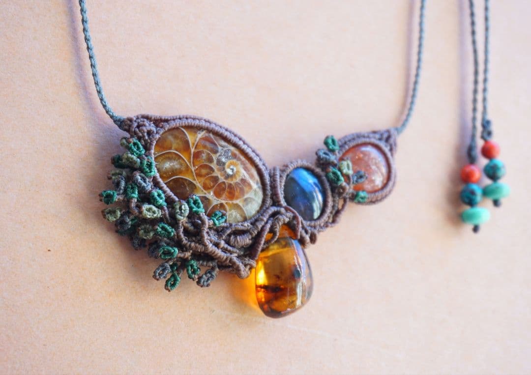 《森のかけら》アンモナイトと３種の石　マクラメ　ネックレス