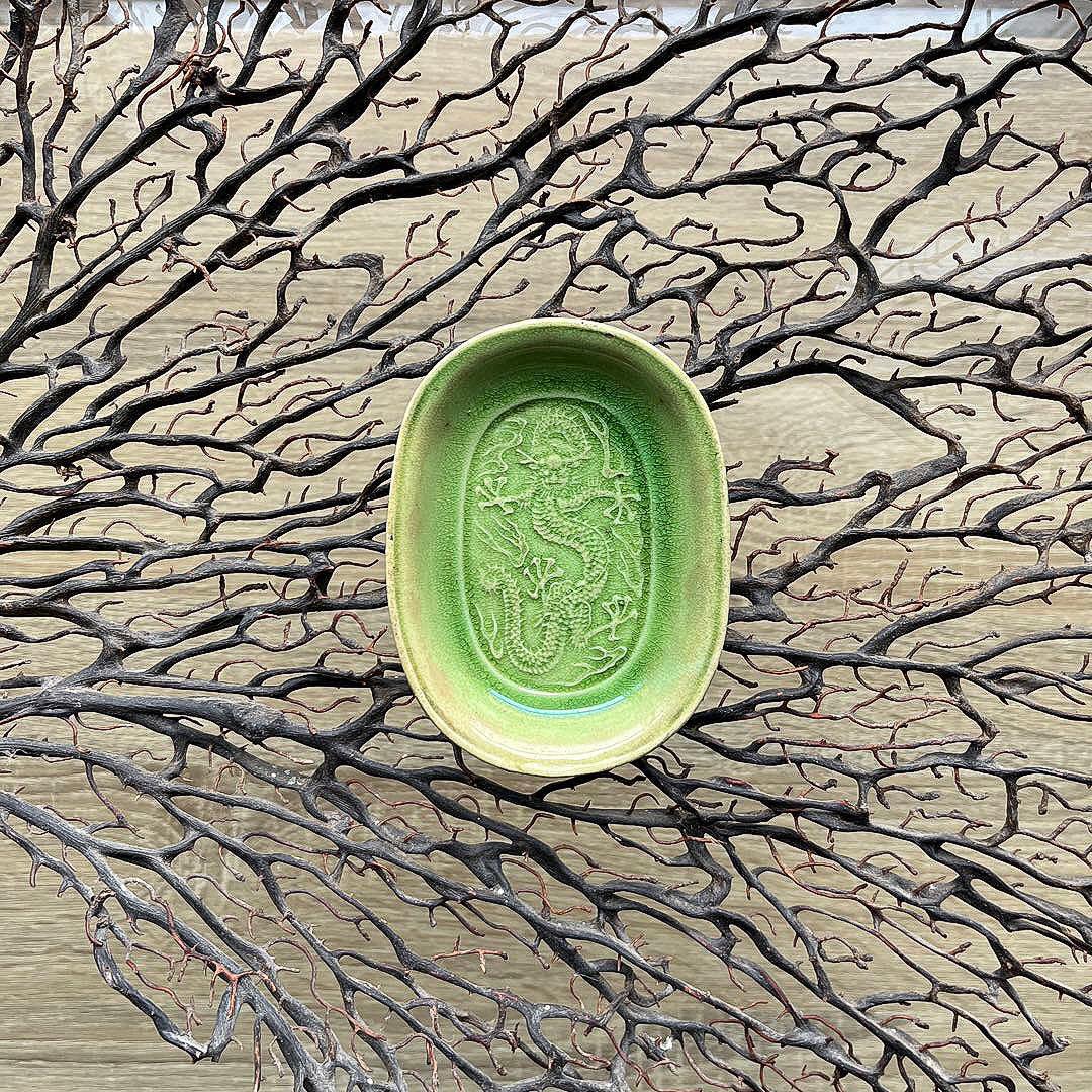 骨董　淡路珉平焼　タイルグリーン 陽刻　希少　5本爪龍紋　楕円形　豆皿