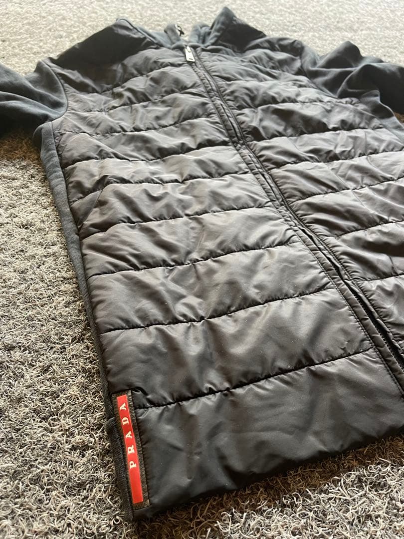 PRADA フード付きブラックジャケット