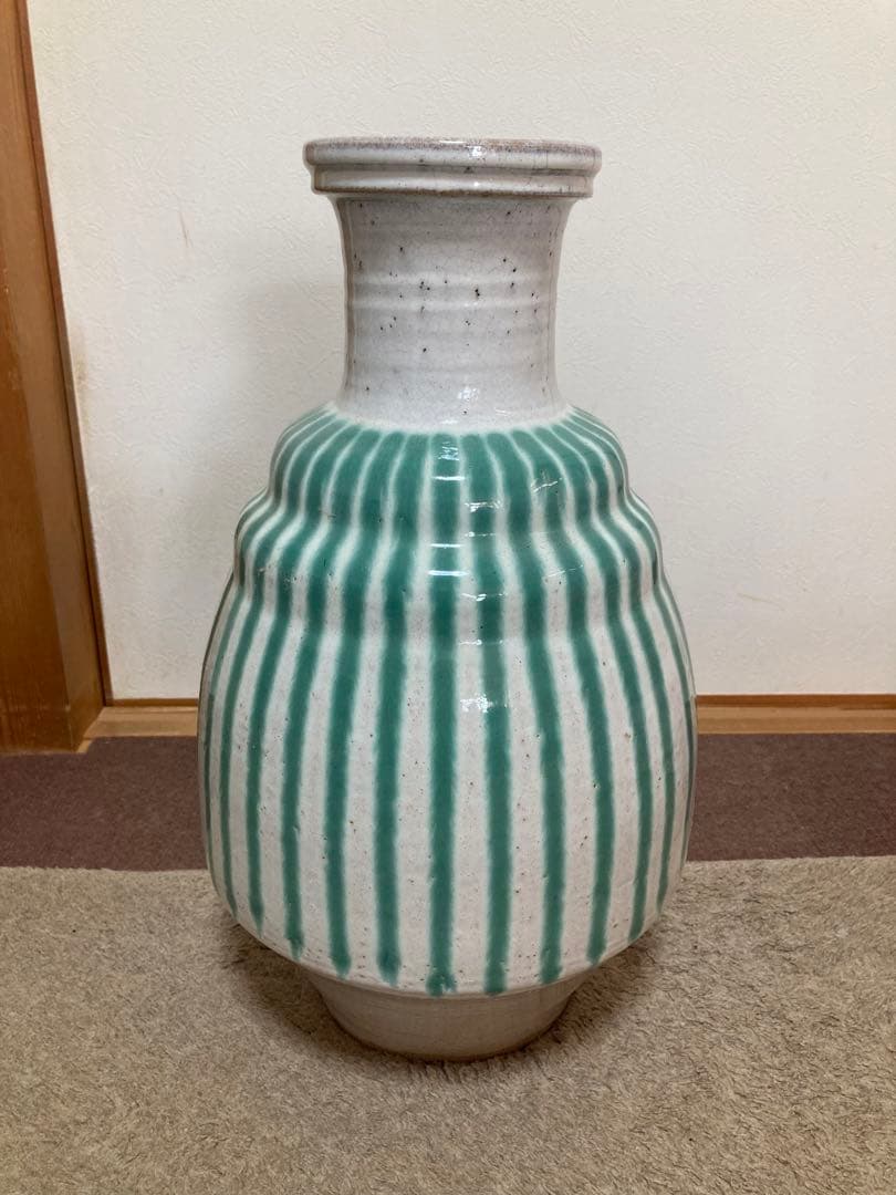 壺　すだれ壺明治期の作品アンティーク新品です。信楽焼です。大きな壺です。
