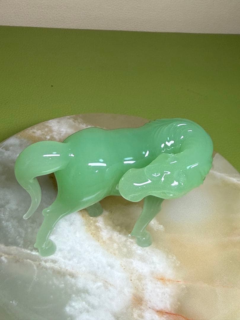 翡翠 馬の彫刻 淡い緑色