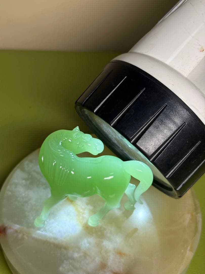 翡翠 馬の彫刻 淡い緑色